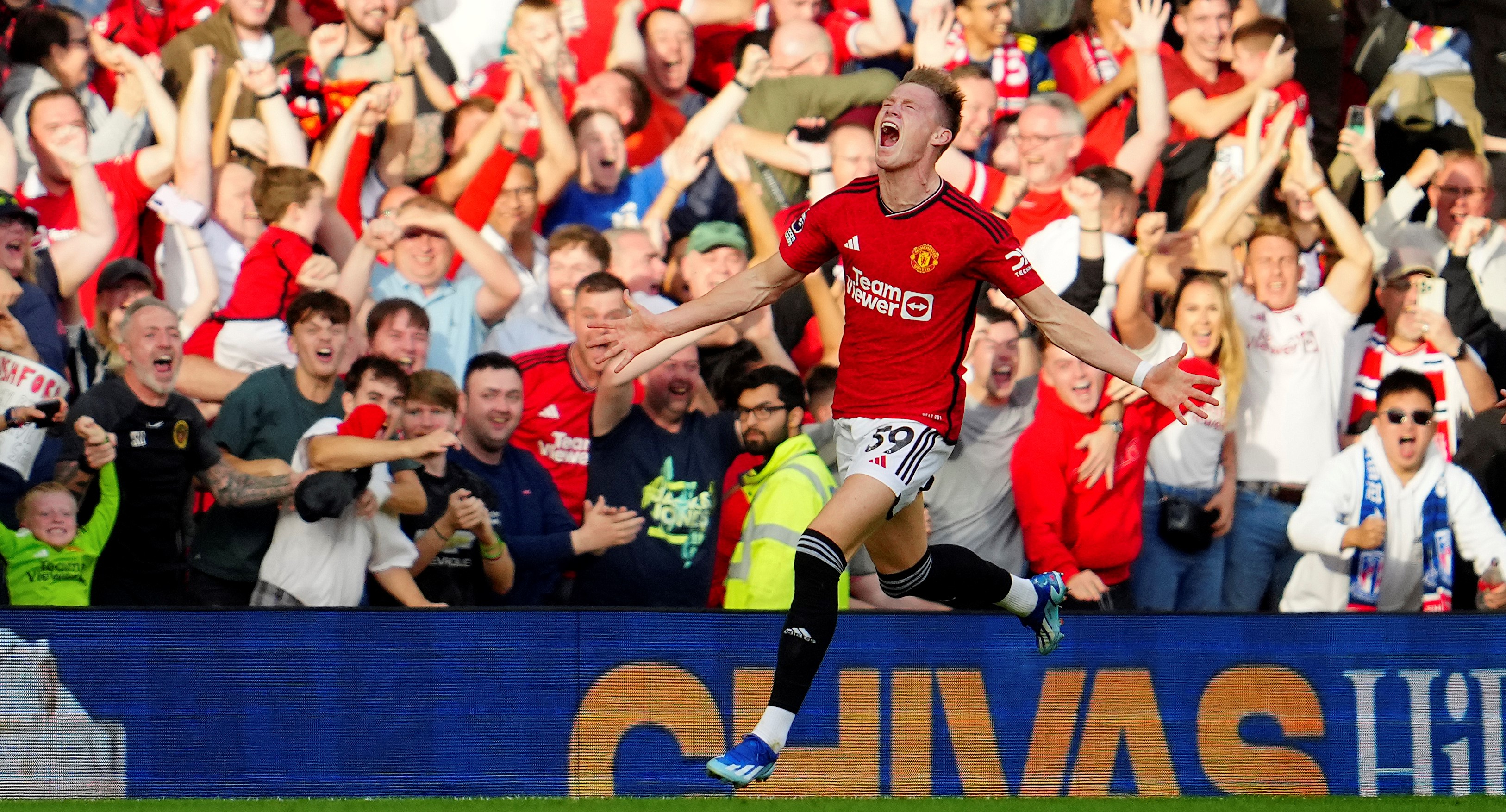 Tottenham go top, last-gasp Manchester United beat Brentford