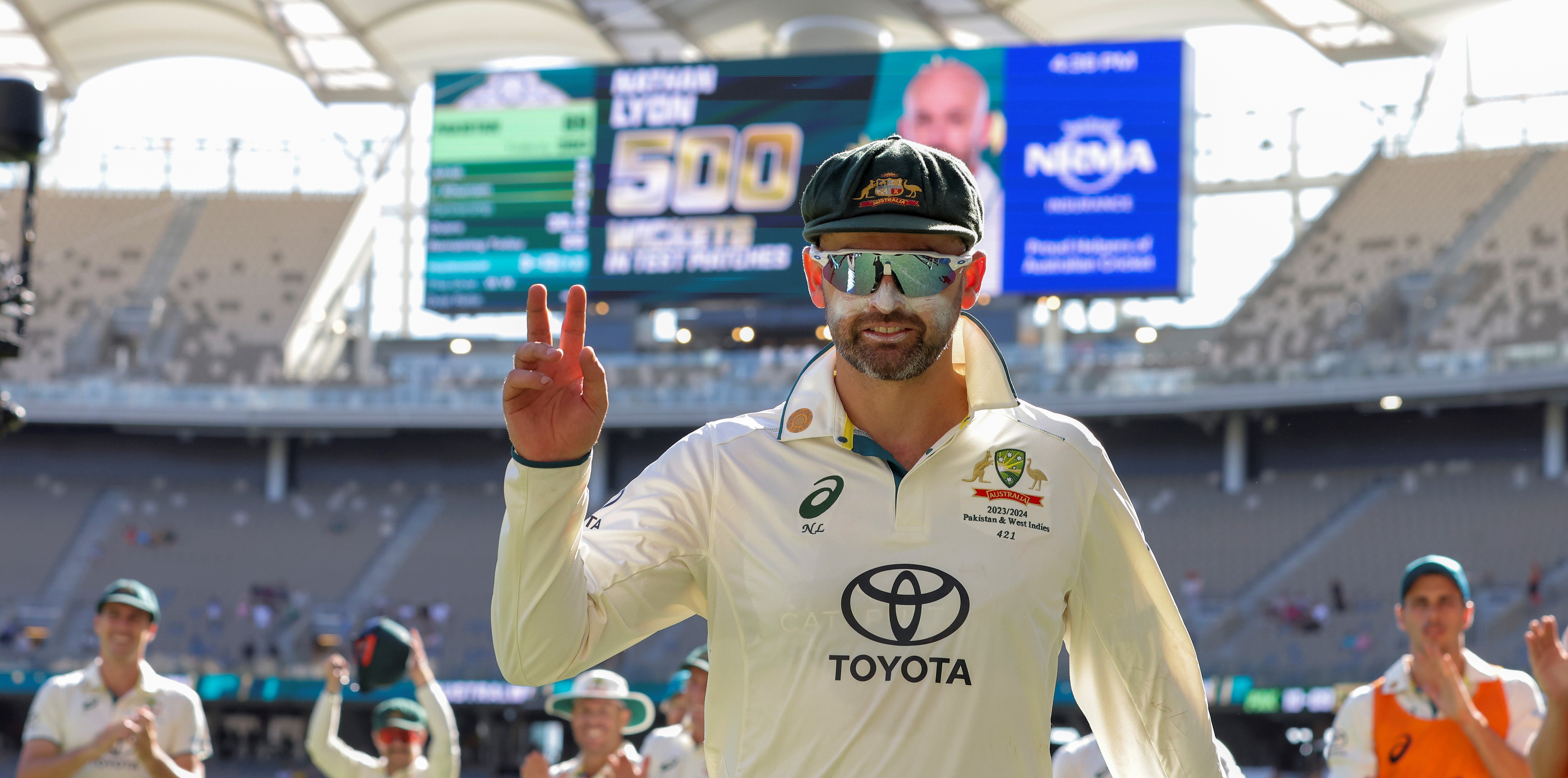 Australia crushes Pakistan,Lyon achieves 500-wicket landmark