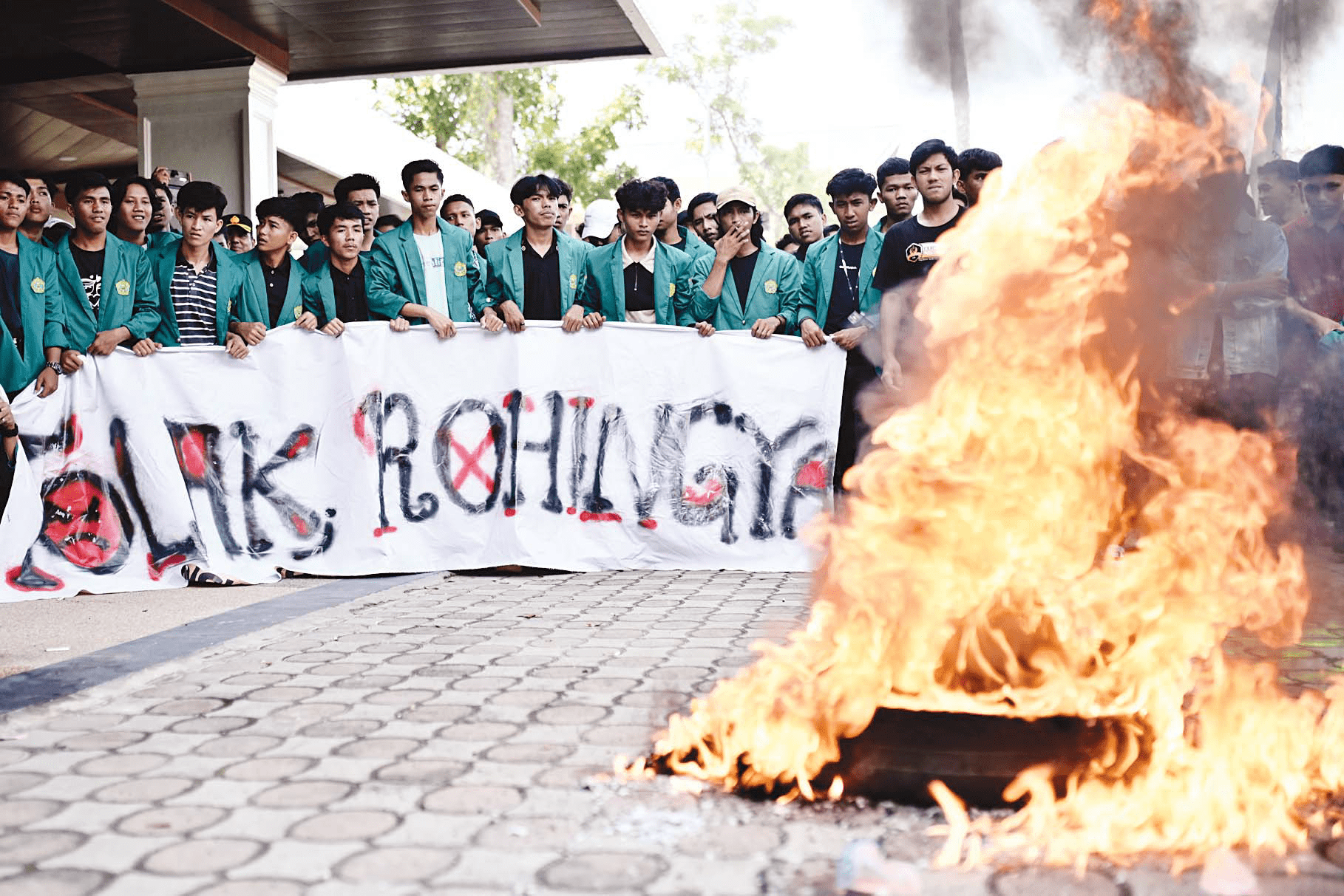 Indonesian students protest growing numbers of Rohingya refugees