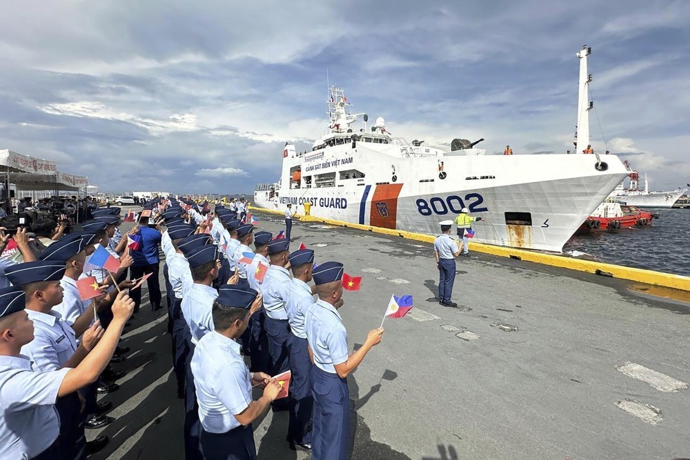 Vietnam's coast guard visits Philippines for joint drills